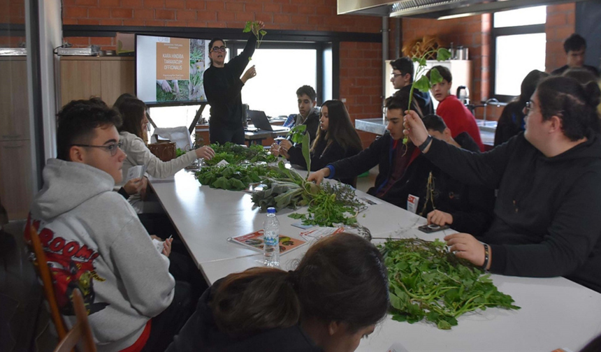 Liseli gençler Ege’nin unutulan otlarını UNESCO’ya taşıyor