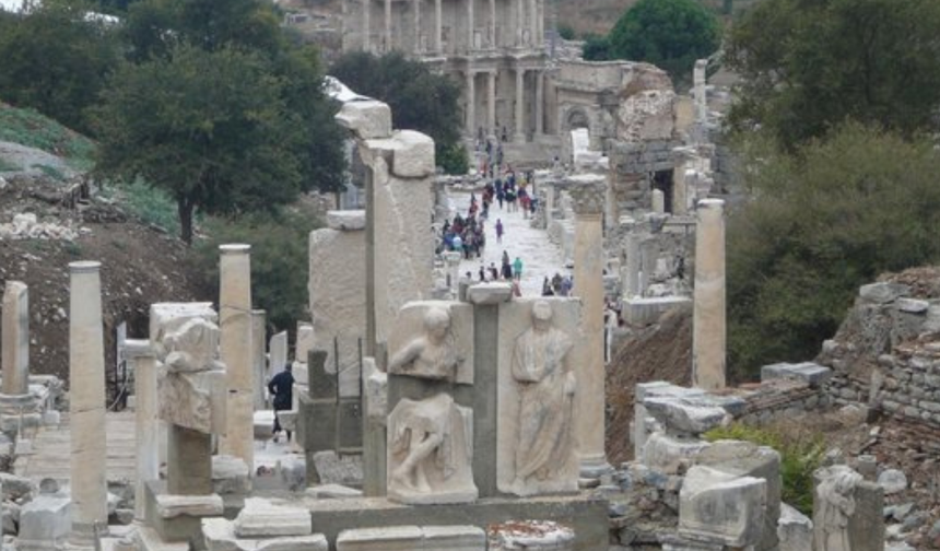 Efes antik kenti Girişine 180 otobüslük otopark ve 61 dükkanlık AVM projesi planlanıyor