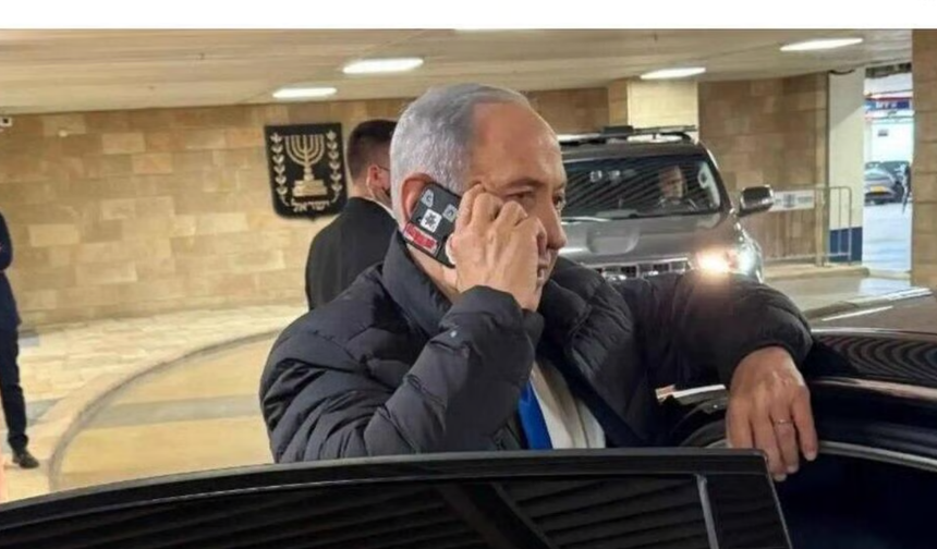 Dünya bu görüntüyü konuşuyor: Netanyahu’nun telefonundaki bant tartışma yarattı