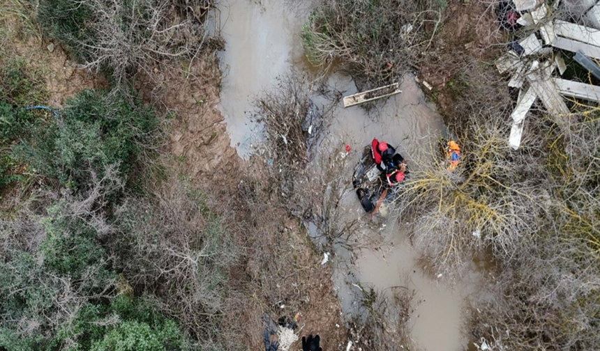 Selde sürüklenen araçtan kaçan şüpheli her yerde aranıyor