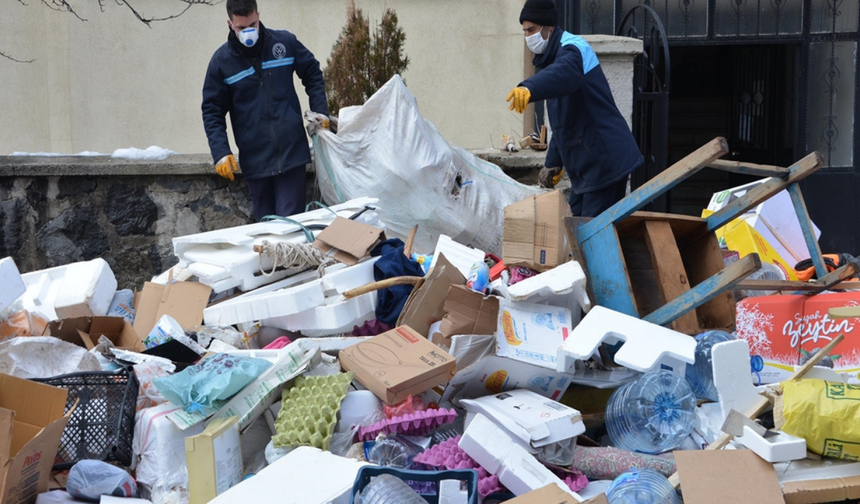 Bodrum kattaki evden 25 ton çöp çıkarıldı