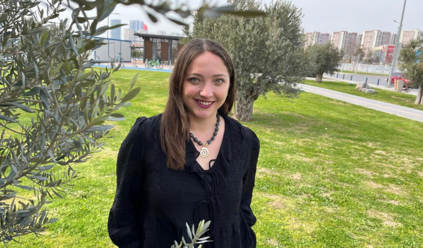 Sınıfta türkü söyleyen öğretmen sosyal medyada dikkat çekti