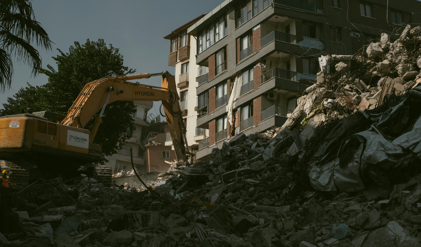 Depremde zemin türlerine göre risk analizi: İzmir örneği