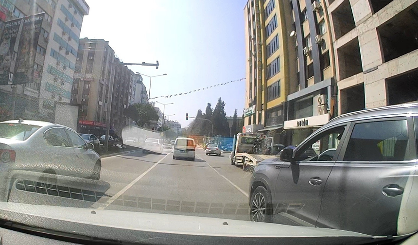 Konak’ta trafikte tehlikeli anlar: Kural tanımaz sürücü kamerada
