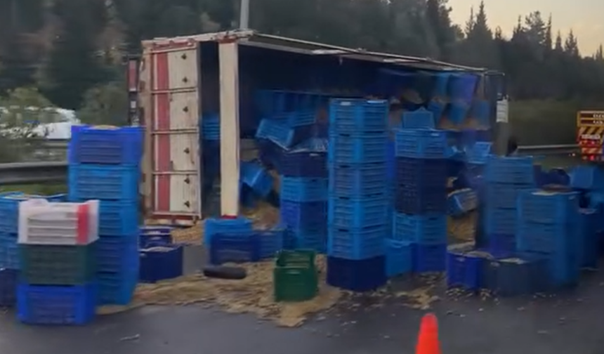 Torbalı'da TIR kazası: Trafik tek şeride düştü