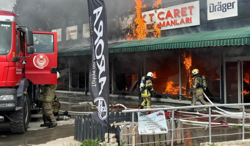 Torbalı'da iş güvenliği malzemeleri satan iş yeri alevlere teslim oldu