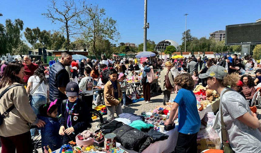 Karşıyaka'da çocuklardan dayanışma dersi: 2'nci El Pazarına yoğun ilgi