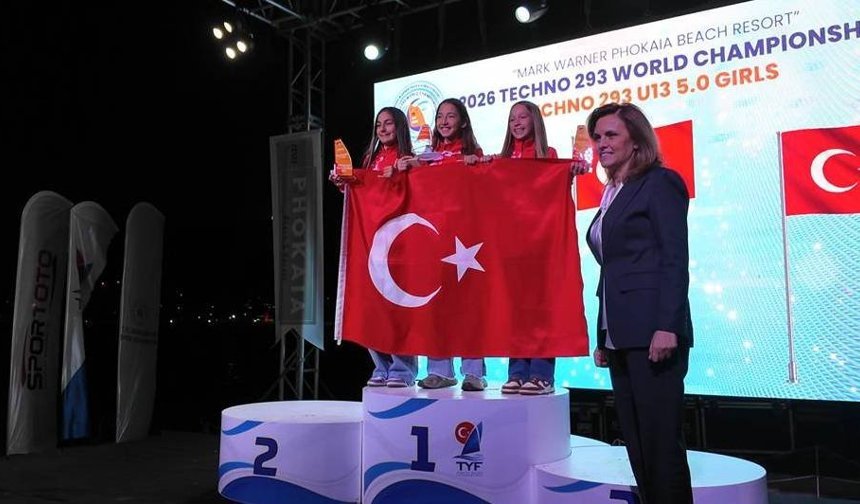 Dünya Şampiyonları Foça’da kürsüye çıktı: Rüzgâr ve heyecan zirve yaptı