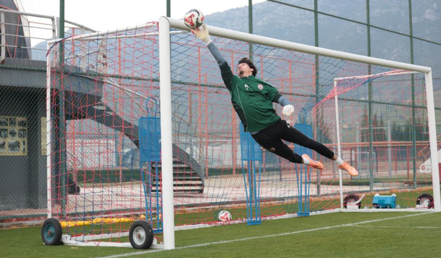 Altınordu’nun 20’lik kalecisi Arif Şimşir, penaltılarda duvar ördü