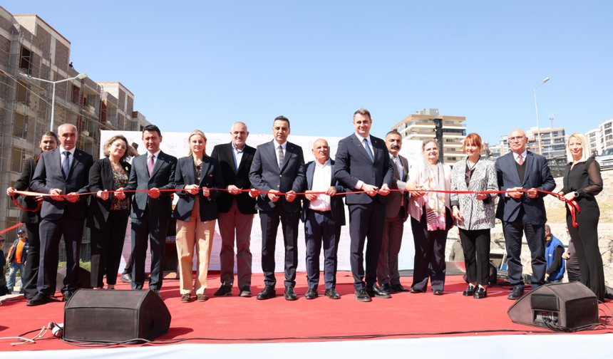 Çiğli’de yeni park hizmete açıldı: Körfez manzaralı park hizmete girdi