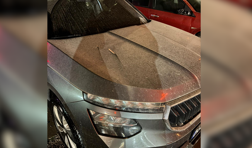 İzmir’de çöl tozu ve sağanak yağış birleşti: Araçlar çamura bulandı