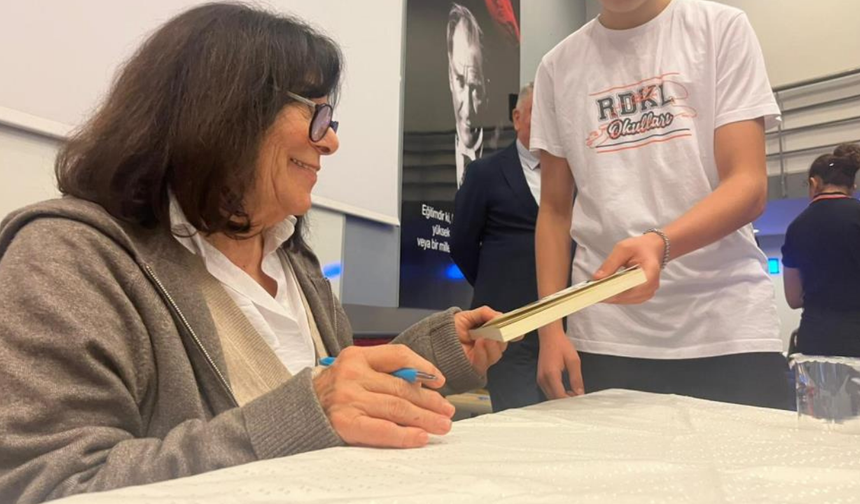 Yazar Latife Tekin, İzmir'de lise öğrencileriyle buluştu