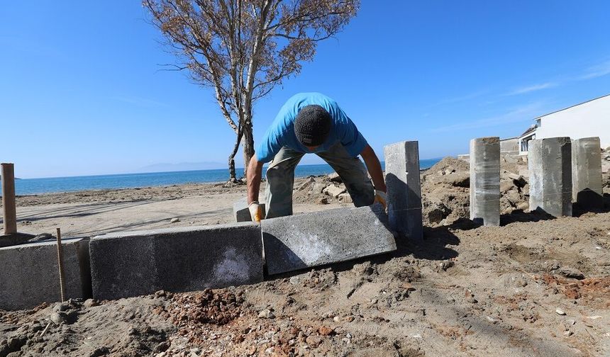 Menderes’te sahil yolu yenileniyor: Yürüyüş rotası güvenli alana taşındı