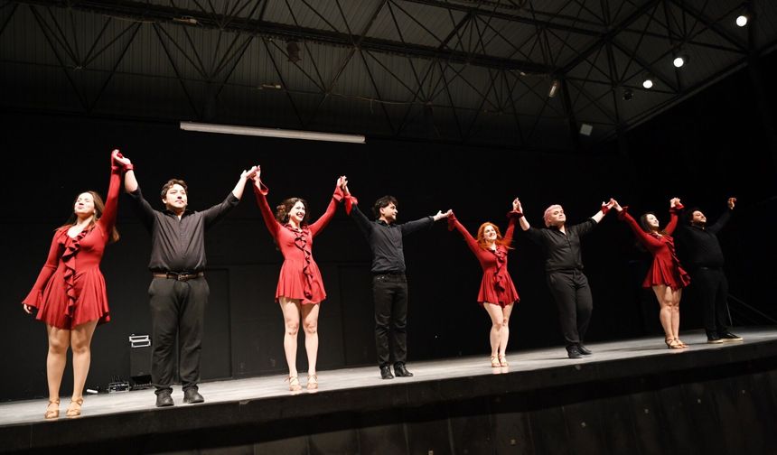 Bornova’da dans rüzgarı esti: 12'nci Elada Dans Festivali büyüledi