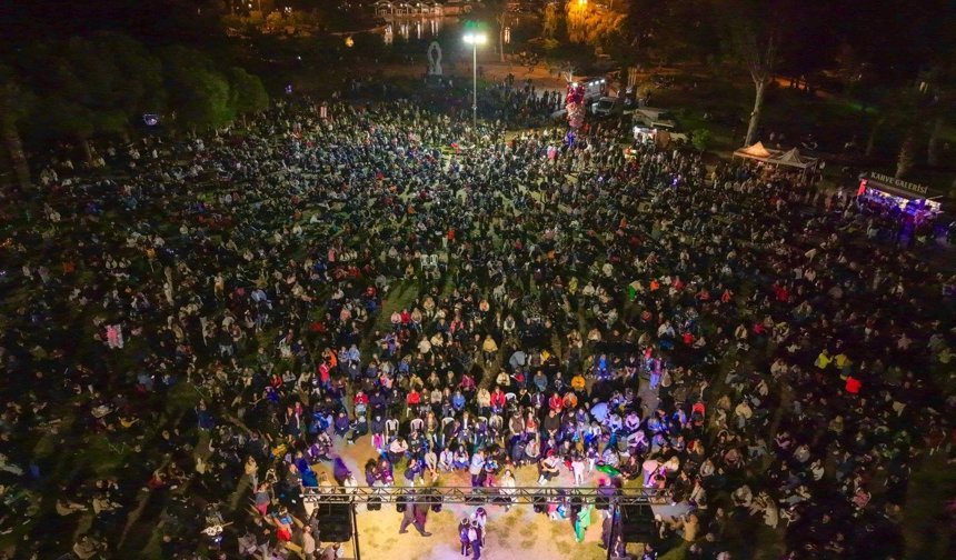 Karşıyaka’da Hıdırellez coşkusu: Binlerce kişi ateşin üzerinden atladı