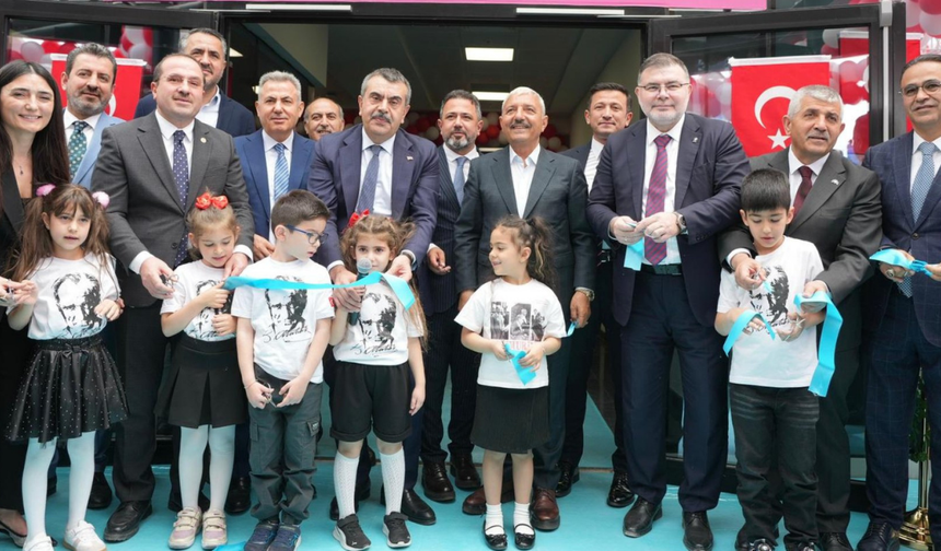 Bakan Tekin İzmir’de anaokulu açılışına katıldı