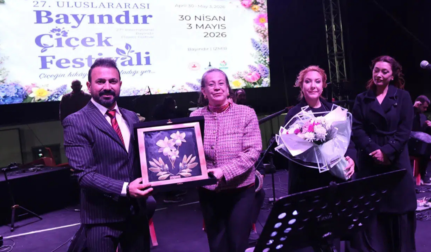 Bayındır Çiçek Festivali’nde türkü dolu gece: Hüseyin Turan sahne aldı