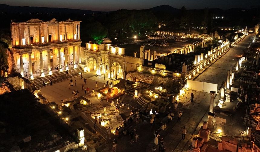 Işıklar altında tarihe yolculuk: Efes Antik Kenti’nde gece müzeciliği başladı
