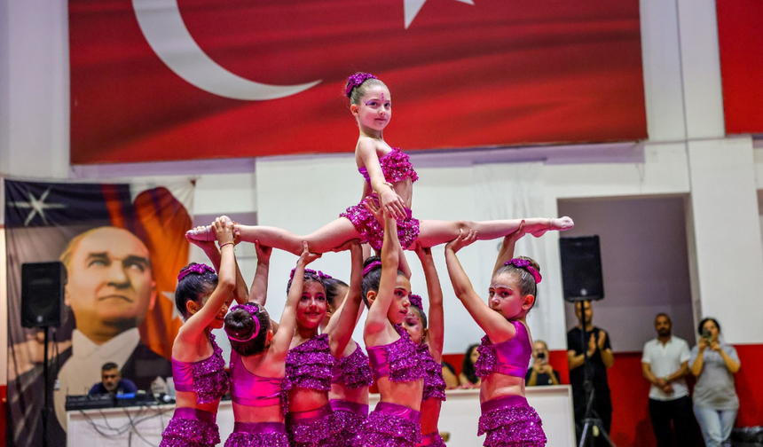 Bayraklı Belediyesi’nin yıl sonu gösterisi izleyenleri büyüledi