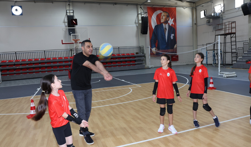 Çiğli Atatürk Kapalı Spor Salonu yenilenen yüzüyle sporculara açıldı