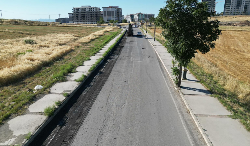 Çiğli’de 26 mahallede konteyner yenilemesi ve asfalt çalışmaları sürüyor