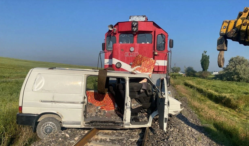 Hemzemin geçitte faciadan dönüldü! İzmir seferini yapan tren kamyonete çarptı