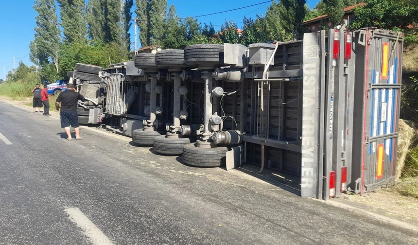 Kiraz’da korkutan kaza: Tır devrildi, 1 yaralı