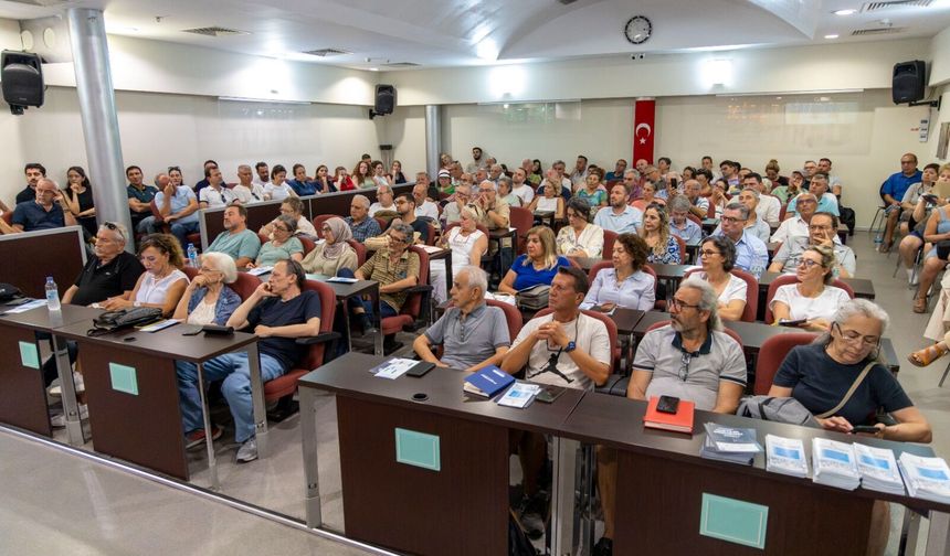 Karşıyaka’da kentsel dönüşüm masaya yatırıldı: Vatandaşlara uzmanlardan yol haritası