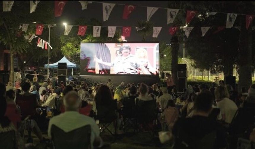 Bayraklı’da yıldızların altında sinema keyfi: "Sandalyeni al, gel" günleri başlıyor!