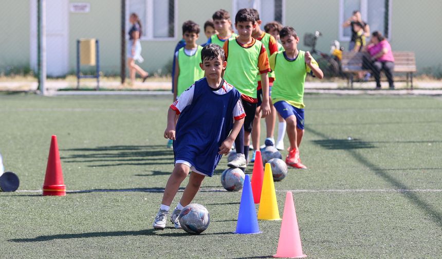 Buca’da çocuklar yaz tatilini sahada geçiriyor