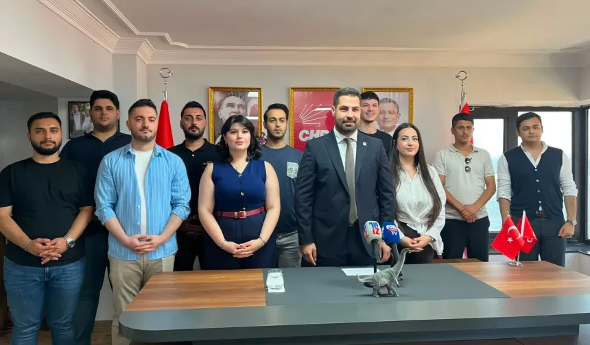 CHP’li gençlerden Nalbantoğlu’na “dinozor” göndermesi