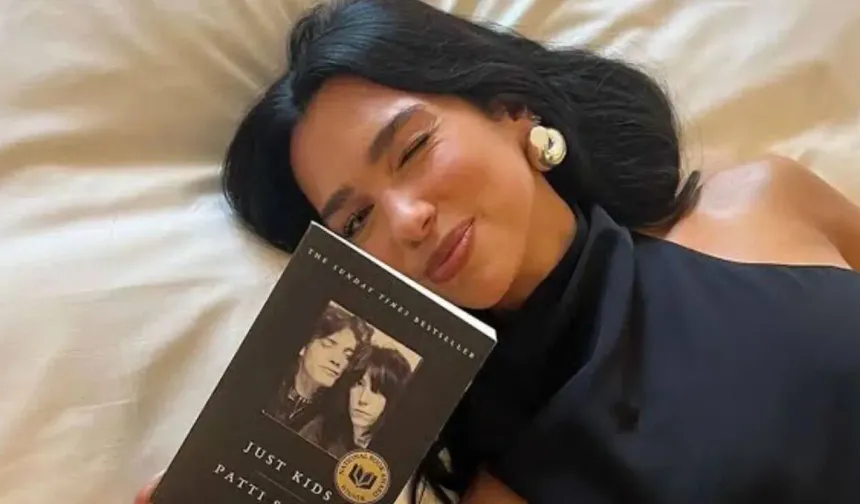Dua Lipa’dan dikkat çeken proje: Yasaklı kitaplar için özel kütüphane kurdu