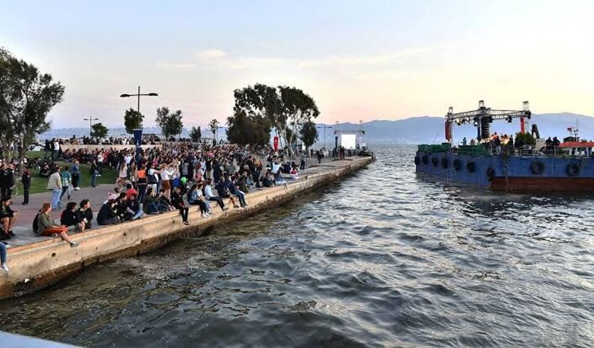 İzmir'de gün batımı müzikle buluşuyor! Bostanlı Seyir Terası'nda ücretsiz konserler başlıyor