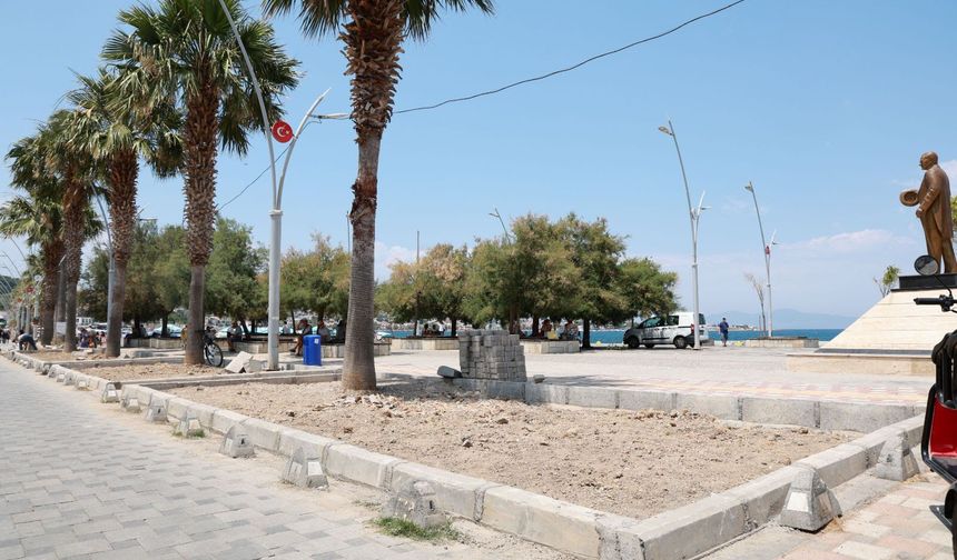 Yenifoça sahili yenileniyor: Foça Belediyesi çevre düzenleme çalışmalarına başladı