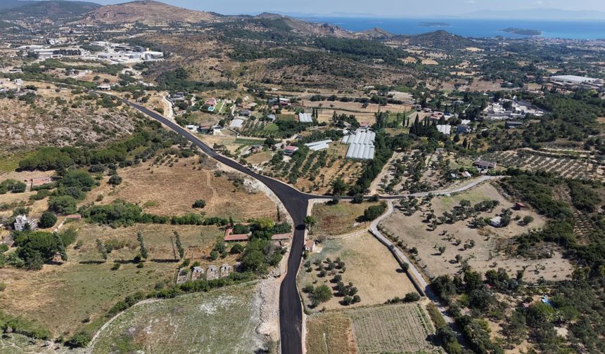 Urla’da öz kaynaklarla hizmet atağı: Yol ve üstyapı çalışmaları hız kesmeden sürüyor