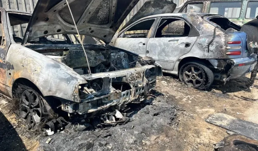 Bornova’da park halindeki araçlar alevlere teslim oldu: 4 otomobil kullanılamaz hale geldi