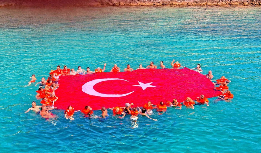Çeşme’de kadınlar Zafer Bayramı’nı denizde kutladı: Türk bayrağını dalgaların üzerinde açtılar