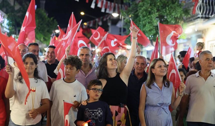 Çeşme’de 30 Ağustos coşkusu: Binlerce kişi fener alayında buluştu
