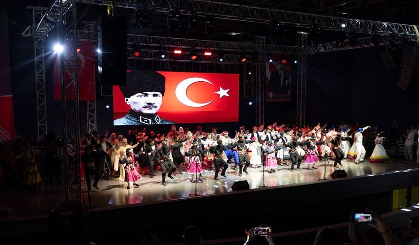 Balçova’da 30 Ağustos coşkusu dünya danslarıyla renklendi