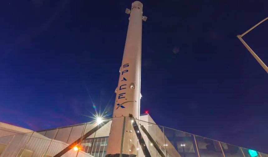 SpaceX'in kullanım dışı roketi Ay'a çarparak yeni bir krater oluşturacak