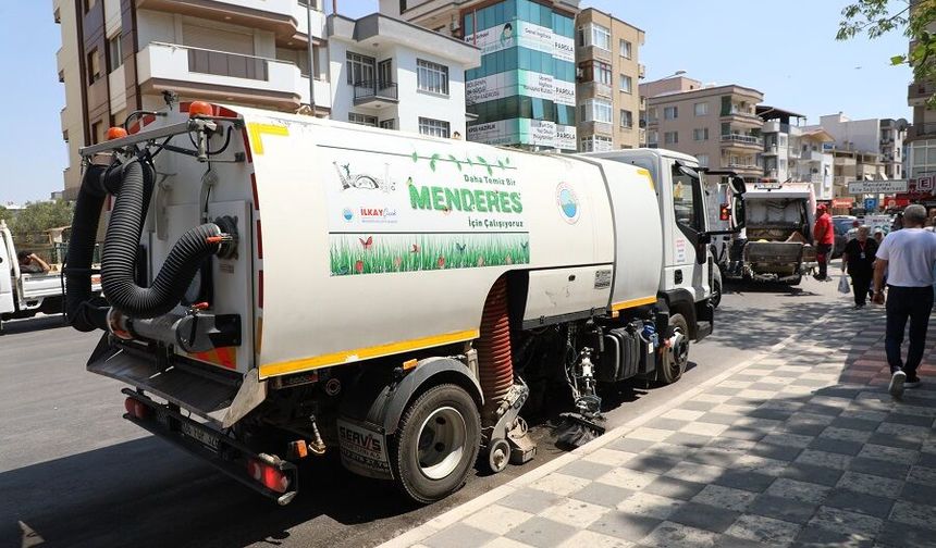 Menderes'te temizlik seferberliği başladı: Caddeler köşe bucak temizleniyor