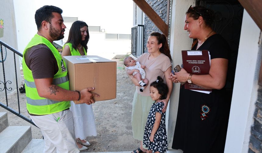 Foça’da yeni doğan bebeklere “Hoş Geldin Bebek Paketi” desteği