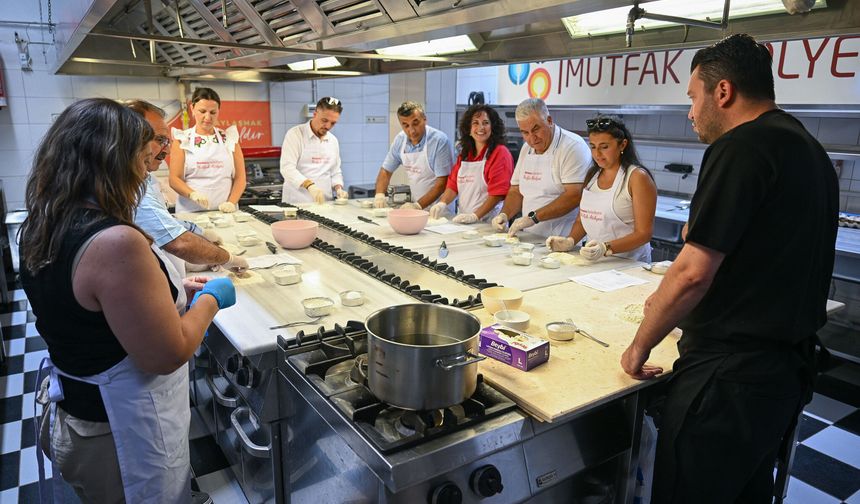 Bornova’da muhtarlar stres attı, lezzet döktürdü!