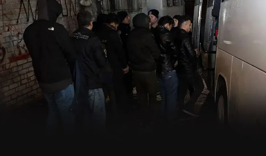 Çeşme’de 22 düzensiz göçmen yakalandı
