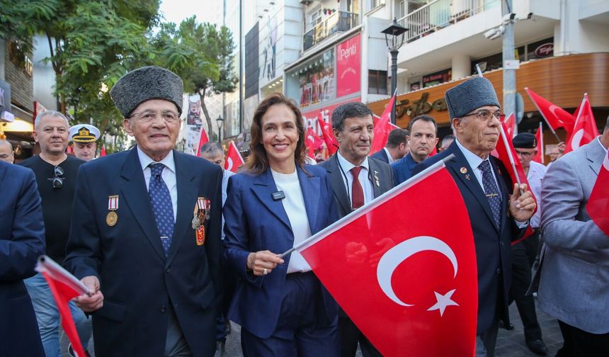 Karşıyaka’da gazilere saygı yürüyüşü: Vatan kahramanları anıldı