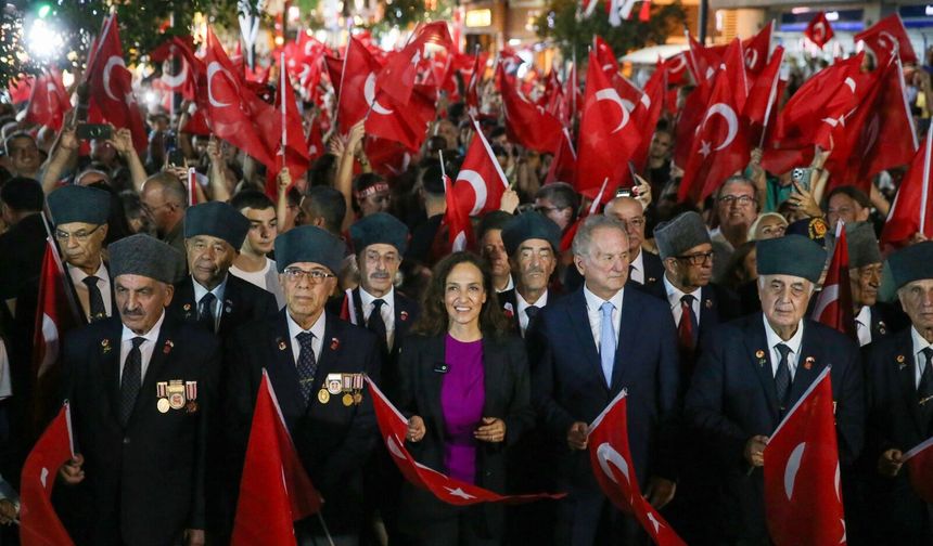 Karşıyaka’da 9 Eylül coşkusu: Sokaklar kırmızı beyaza büründü