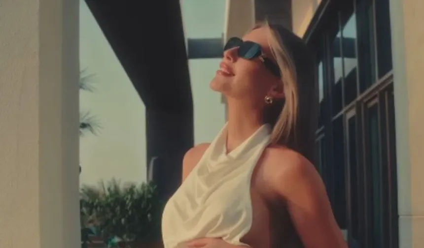 Serdar Ortaç’ın eski eşi Chloe Loughnan hamile olduğunu duyurdu!