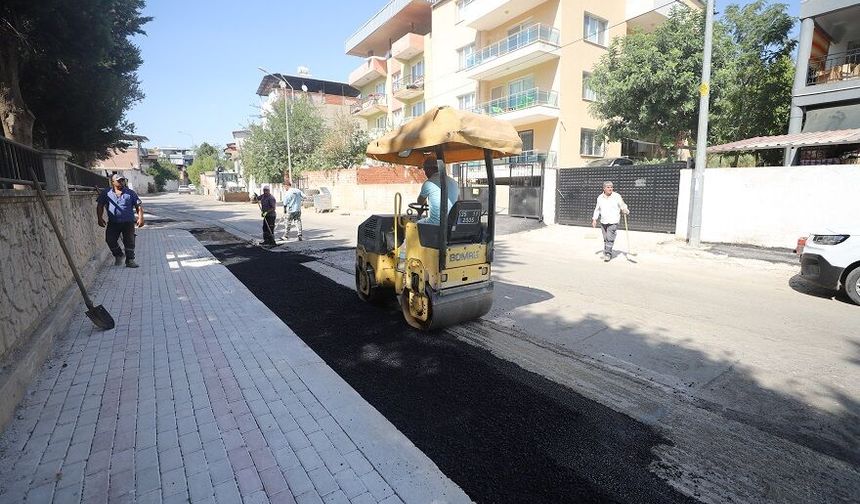 Menderes Belediyesi’nde asfalt seferberliği: 2 haftada 1500 metrekare yol yenilendi