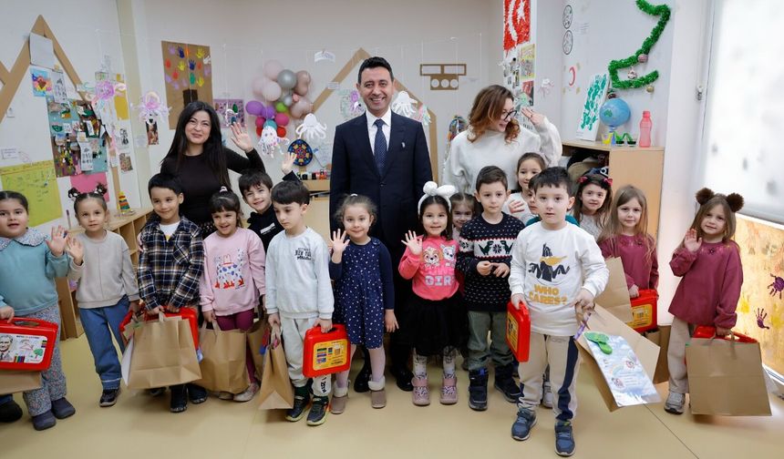 Bayraklı Belediyesi’nden öğrencilere anaokulundan üniversiteye eğitim desteği