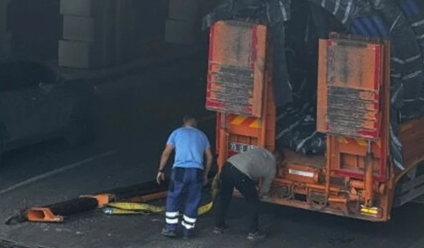 Konak’ta alt geçide vinç sıkıştı, trafik kontrollü sağlandı